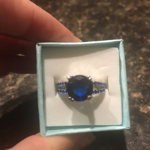 Stunning Blue Wedding / Engagement Ring - Picture 2 of 3